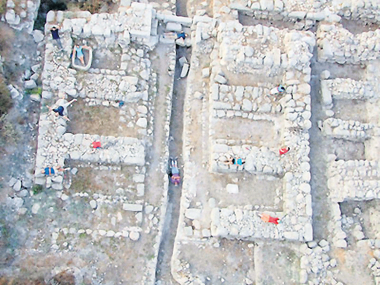 Solomonic gate at Tel Gezer | photo: www.telgezer.com