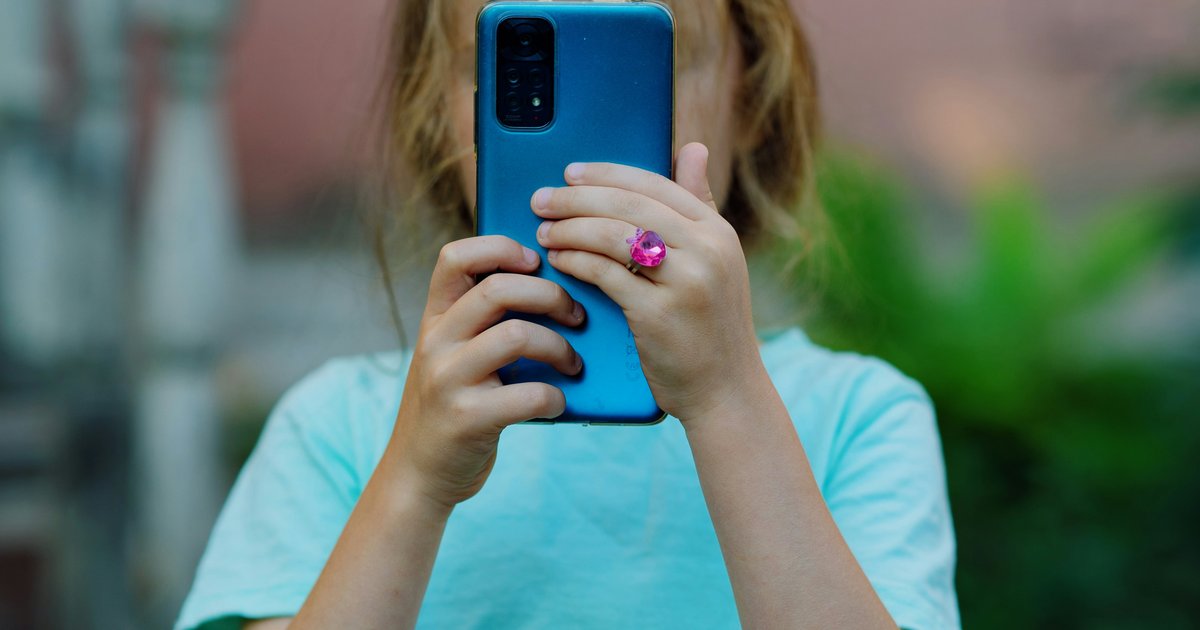 Under-16s social media ban backed